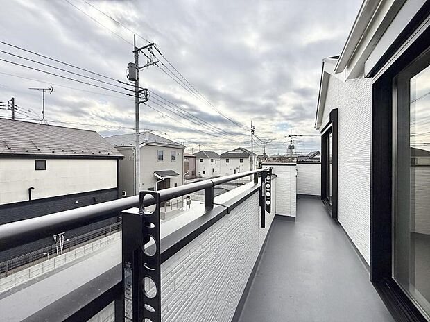 ■ 心地よい風と光を感じる、くつろぎのバルコニー