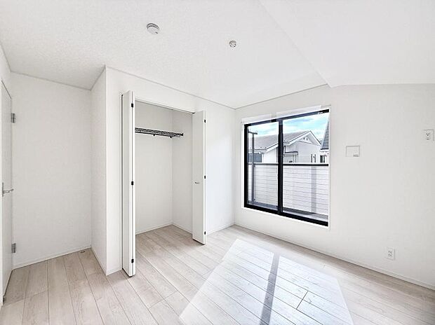 2号棟 ■シンプルな空間で、収納付きベッドやデスクなど、多機能な家具を活用しやすいです
