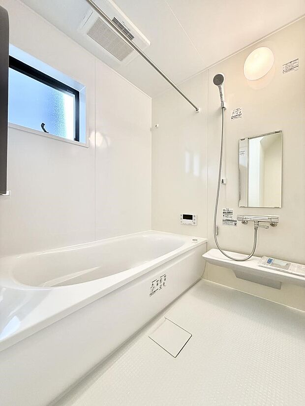 ■落ち着いた色合いの壁面、ゆっくり寛げるバスルーム