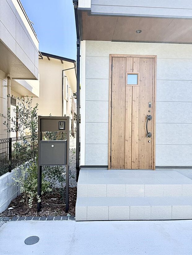 ■ シンプルで美しく、住まいの第一印象を彩る玄関です