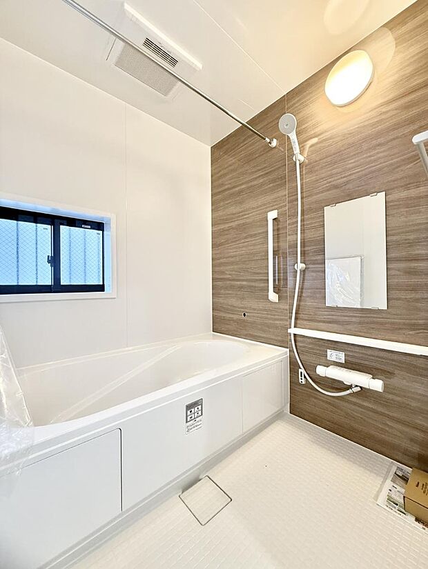 ■落ち着いた色合いの壁面、ゆっくり寛げるバスルーム