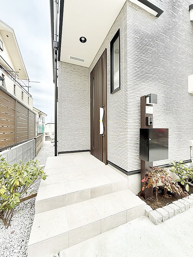 ■ シンプルで美しく、住まいの第一印象を彩る玄関です