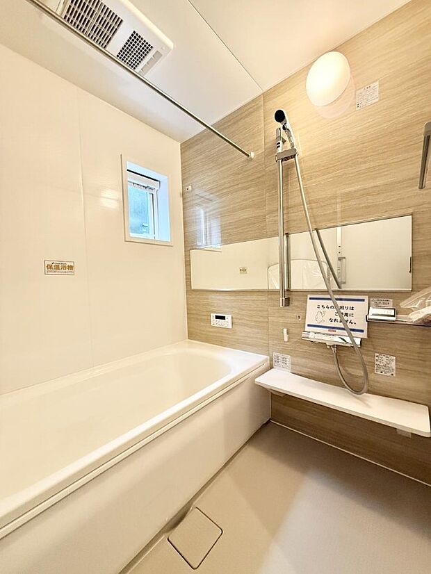 ■落ち着いた色合いの壁面、ゆっくり寛げるバスルーム