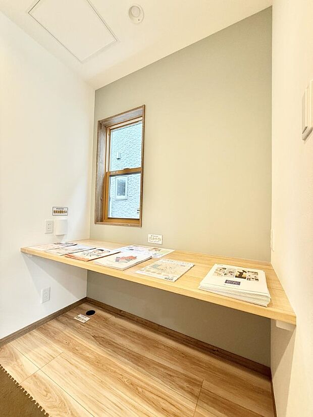 ■勉強・テレワークなど様々な用途で使えるカウンター付き