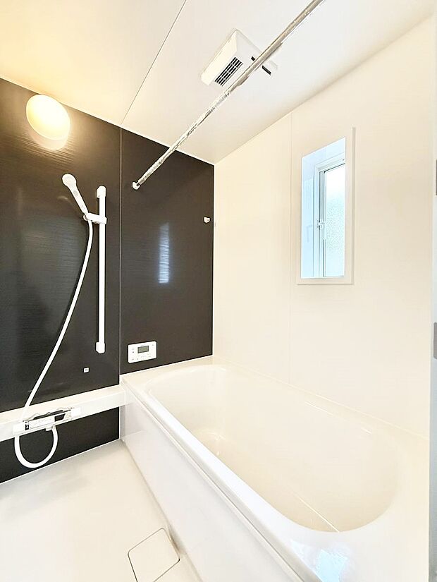 ■落ち着いた色合いの壁面、ゆっくり寛げるバスルーム