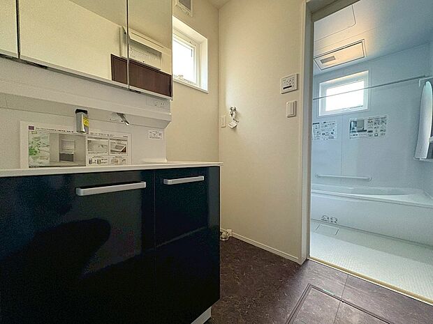 ■明るい洗面所は毎朝の歯磨きも楽しくできちゃいそうです♪