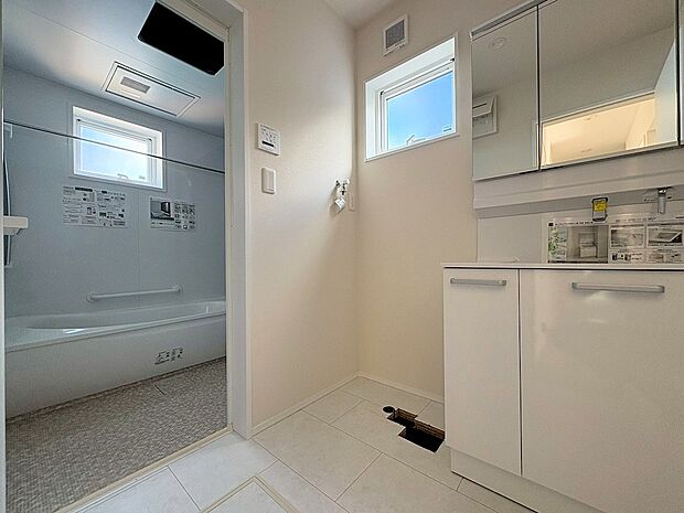 ■明るい洗面所は毎朝の歯磨きも楽しくできちゃいそうです♪