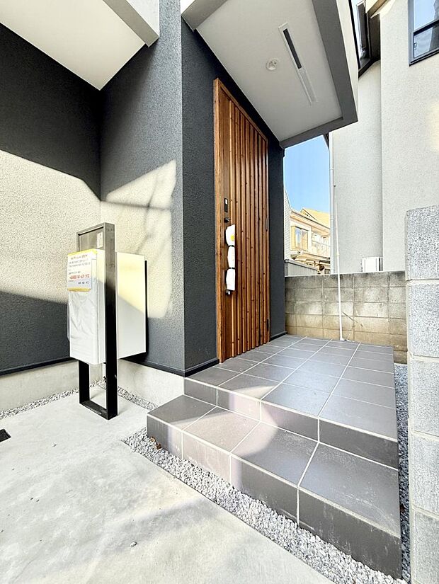 ■ シンプルで美しく、住まいの第一印象を彩る玄関です