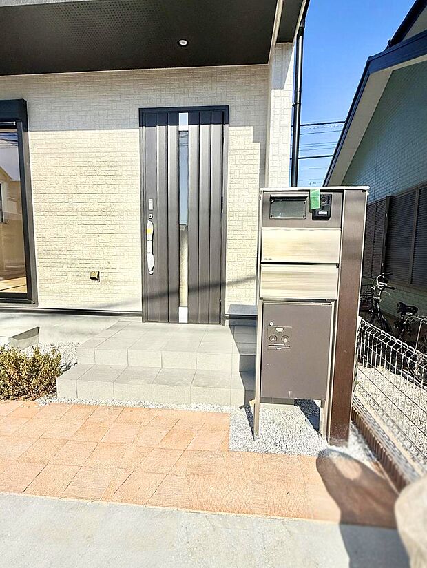 ■ シンプルで美しく、住まいの第一印象を彩る玄関です