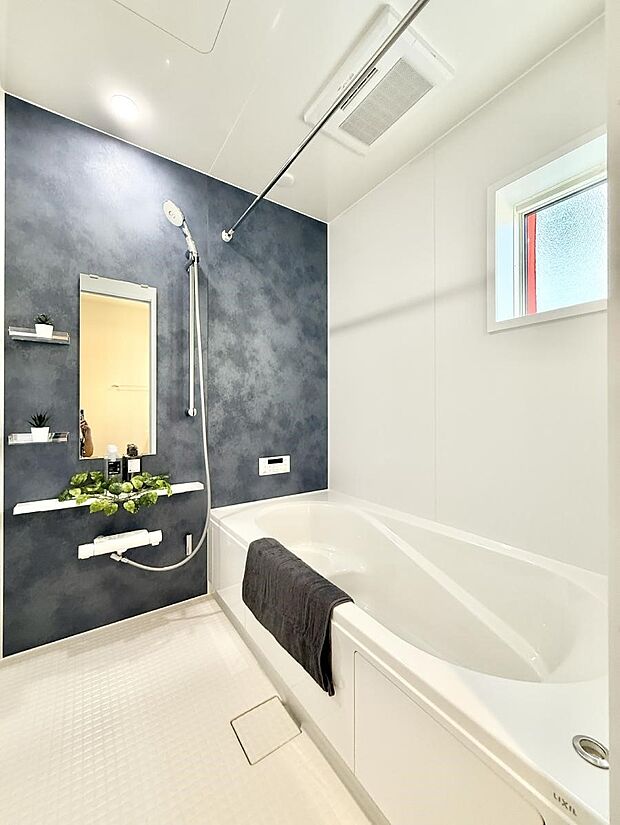 ■落ち着いた色合いの壁面、ゆっくり寛げるバスルーム