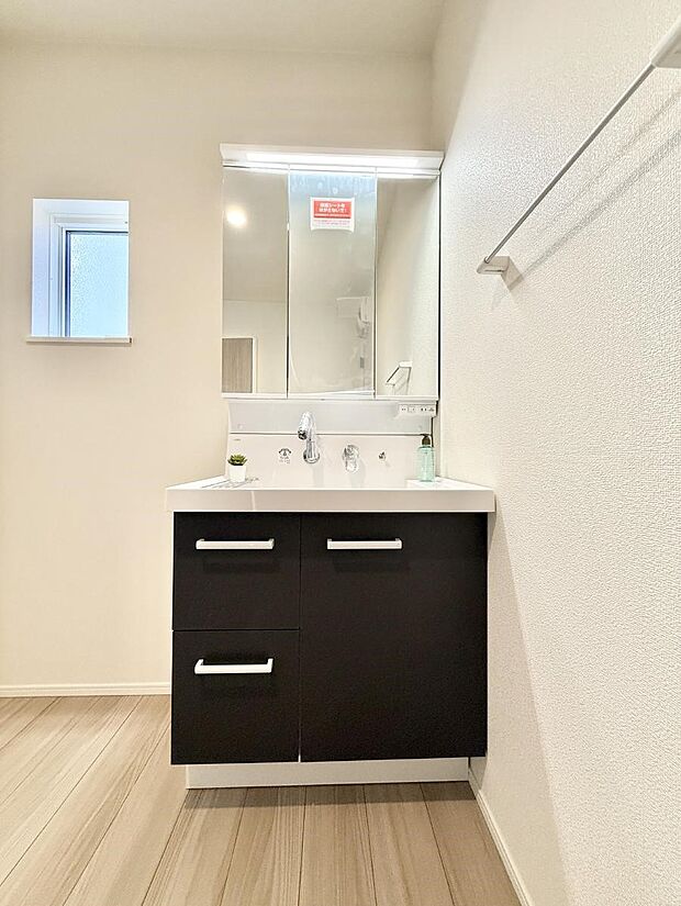 ■明るい洗面所は毎朝の歯磨きも楽しくできちゃいそうです♪