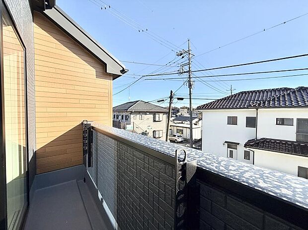 ■ 心地よい風と光を感じる、くつろぎのバルコニー