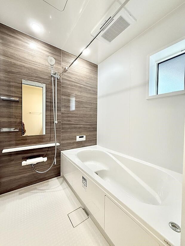 ■落ち着いた色合いの壁面、ゆっくり寛げるバスルーム