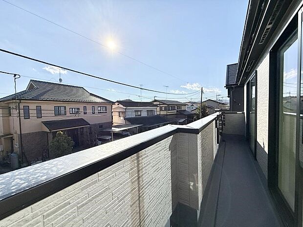 ■ 心地よい風と光を感じる、くつろぎのバルコニー