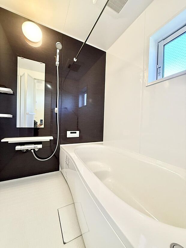 ■落ち着いた色合いの壁面、ゆっくり寛げるバスルーム