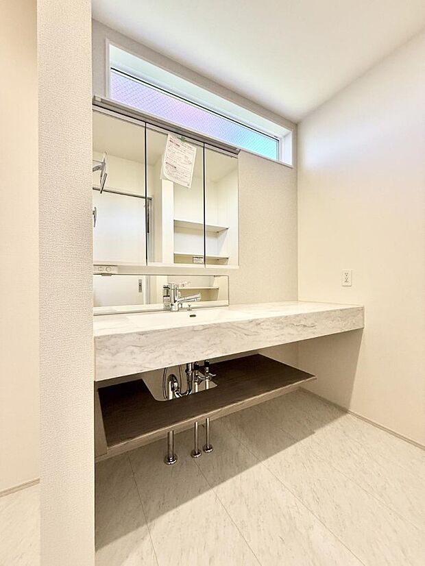 ■明るい洗面所は毎朝の歯磨きも楽しくできちゃいそうです♪