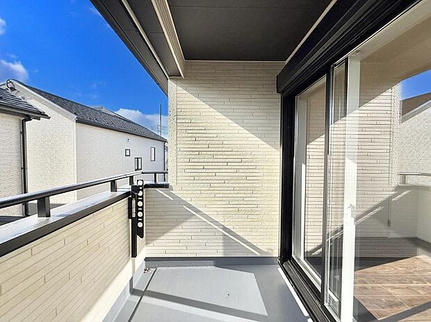 ■ 心地よい風と光を感じる、くつろぎのバルコニー