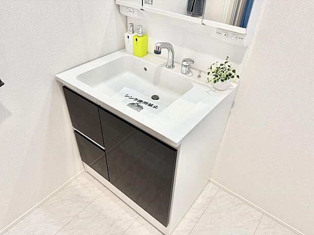 ■細かい部分まで洗いやすく便利なハンドシャワー付き