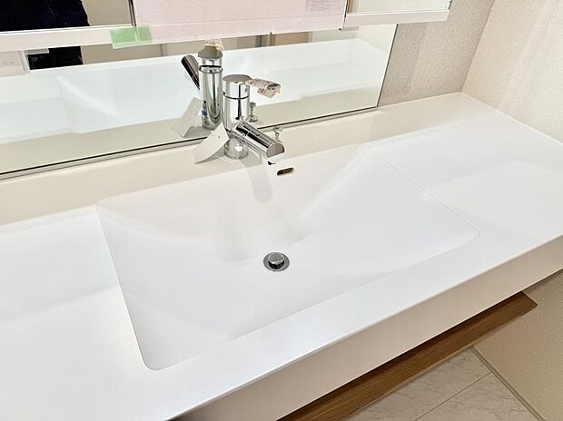 ■細かい部分まで洗いやすく便利なハンドシャワー付き