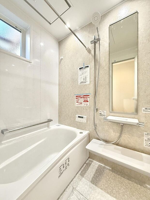 ■落ち着いた色合いの壁面、ゆっくり寛げるバスルーム