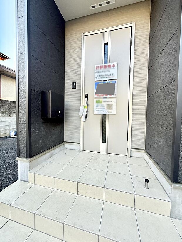 ■ シンプルで美しく、住まいの第一印象を彩る玄関です