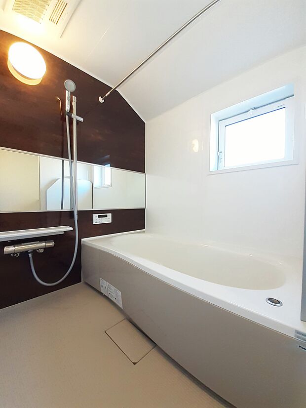 ■落ち着いた色合いの壁面、ゆっくり寛げるバスルーム