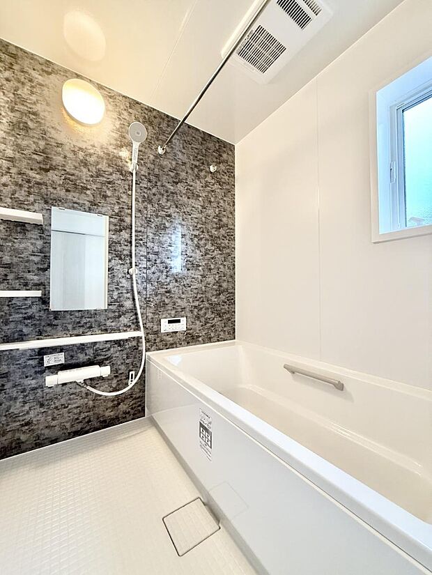 ■落ち着いた色合いの壁面、ゆっくり寛げるバスルーム