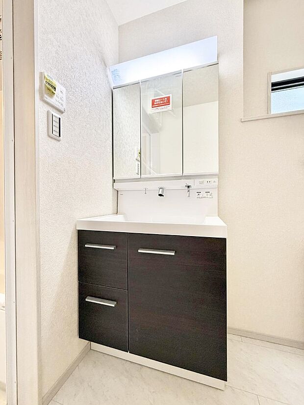 ■明るい洗面所は毎朝の歯磨きも楽しくできちゃいそうです♪