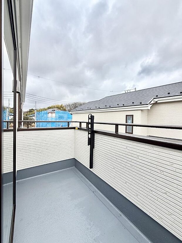 ■ 心地よい風と光を感じる、くつろぎのバルコニー