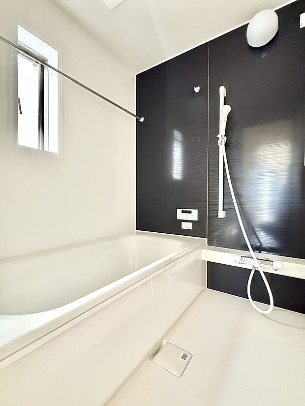 ■落ち着いた色合いの壁面、ゆっくり寛げるバスルーム