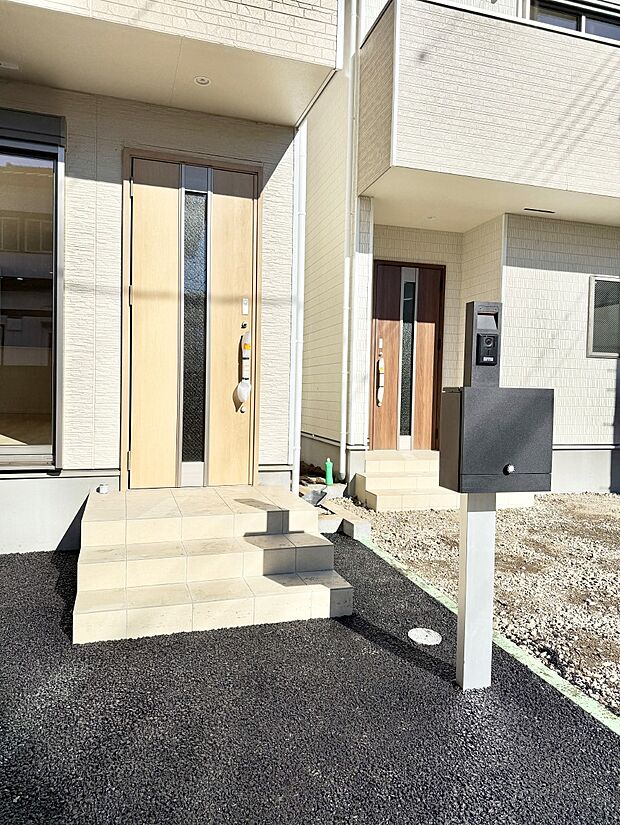 ■ シンプルで美しく、住まいの第一印象を彩る玄関です