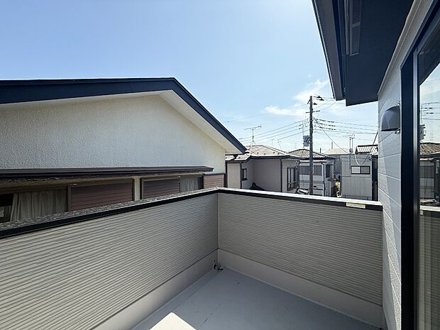 2号棟 ■ 心地よい風と光を感じる、くつろぎのバルコニー