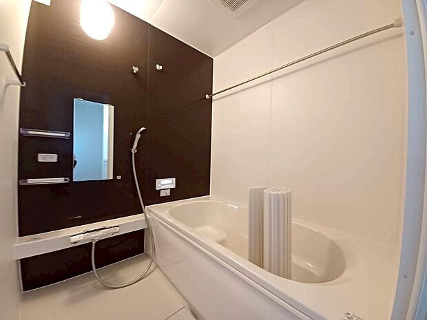 ■落ち着いた色合いの壁面、ゆっくり寛げるバスルーム