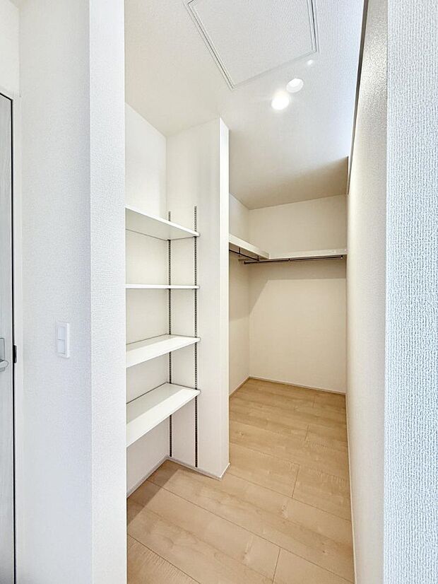 ■季節の洋服も、思い出の小物もすっきり収納できるウォークインクローゼット付