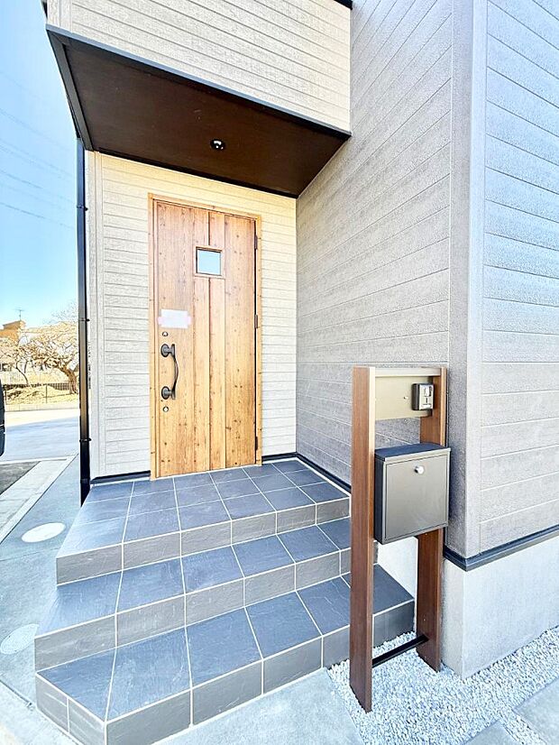 ■ シンプルで美しく、住まいの第一印象を彩る玄関です