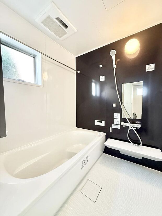 ■落ち着いた色合いの壁面、ゆっくり寛げるバスルーム