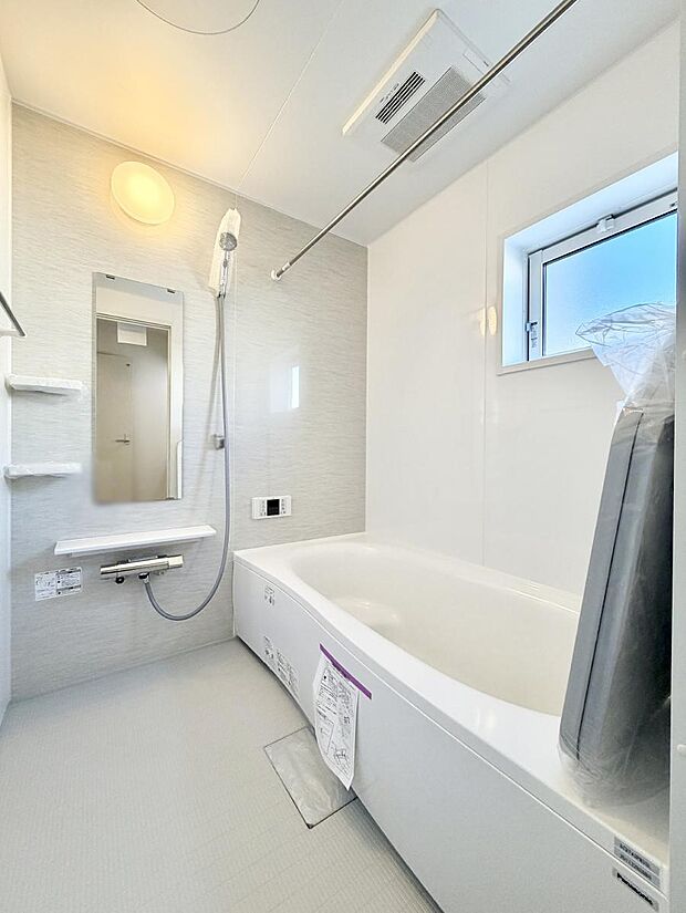 ■落ち着いた色合いの壁面、ゆっくり寛げるバスルーム