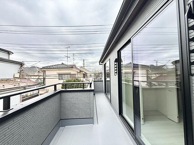 ■ 心地よい風と光を感じる、くつろぎのバルコニー