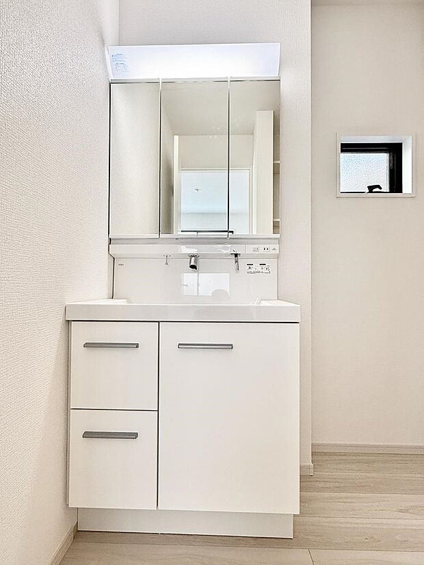 ■明るい洗面所は毎朝の歯磨きも楽しくできちゃいそうです♪