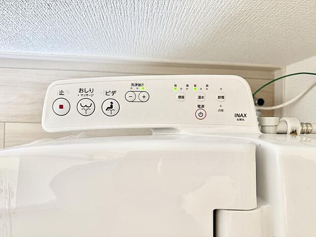 ■温水洗浄で快適、清潔感が保たれるシャワートイレ