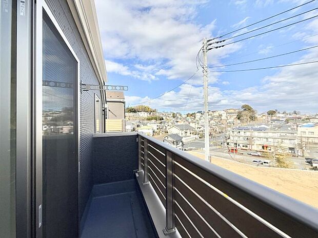 ■ 心地よい風と光を感じる、くつろぎのバルコニー