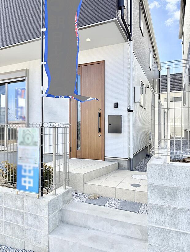 ■ シンプルで美しく、住まいの第一印象を彩る玄関です