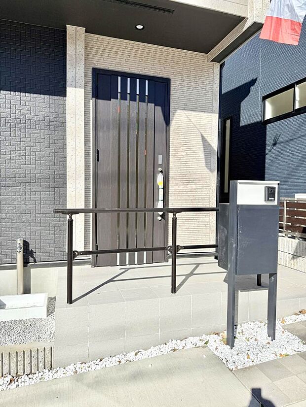 ■ シンプルで美しく、住まいの第一印象を彩る玄関です