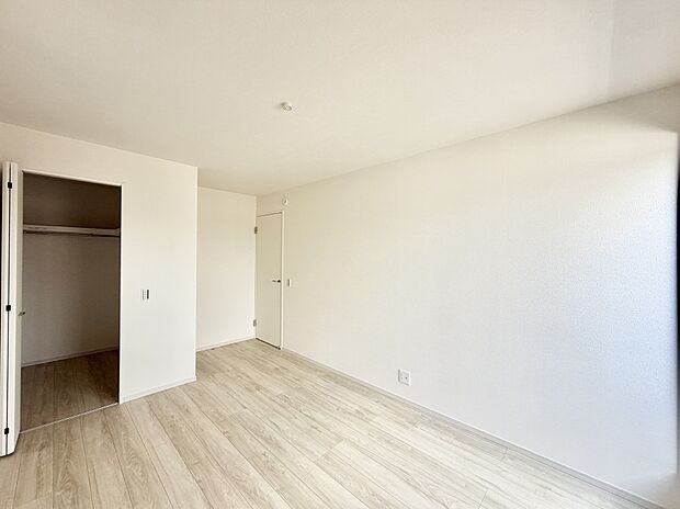 1号棟  ■落ち着いた色合いのお部屋で穏やかな時間を楽しめます