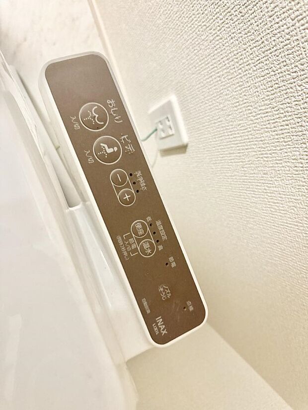 ■温水洗浄で快適、清潔感が保たれるシャワートイレ