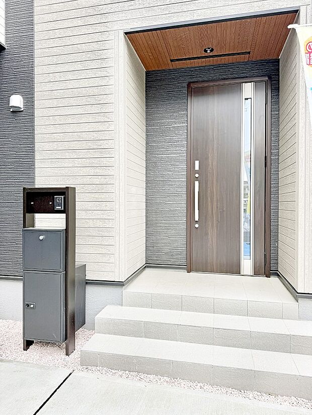 ■ シンプルで美しく、住まいの第一印象を彩る玄関です