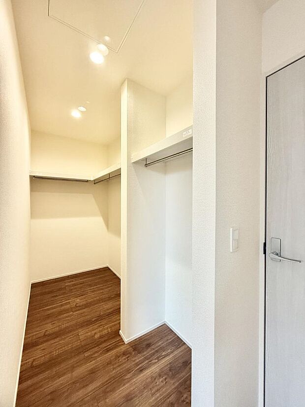 ■季節の洋服も、思い出の小物もすっきり収納できるウォークインクローゼット付