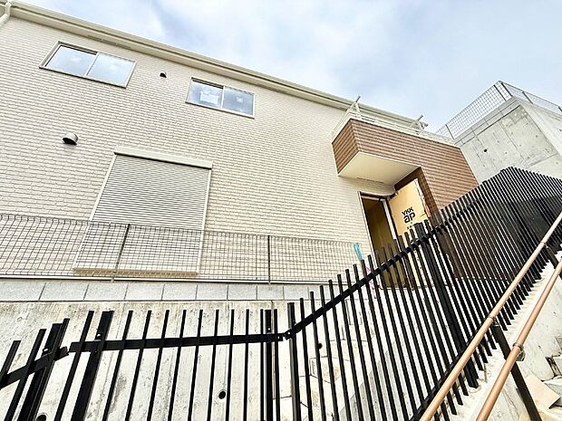 ■ シンプルで美しく、住まいの第一印象を彩る玄関です