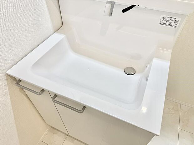 ■細かい部分まで洗いやすく便利なハンドシャワー付き