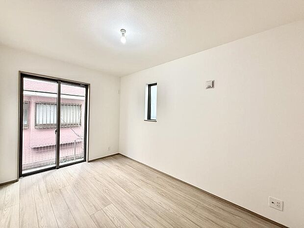 ■シンプルな空間で、収納付きベッドやデスクなど、多機能な家具を活用しやすいです